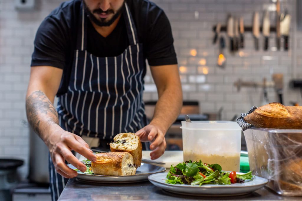 Empreendedor em cozinha do curso de Gastronomia EAD