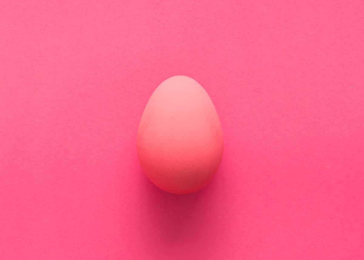 Ovo rosa sobre fundo rosa