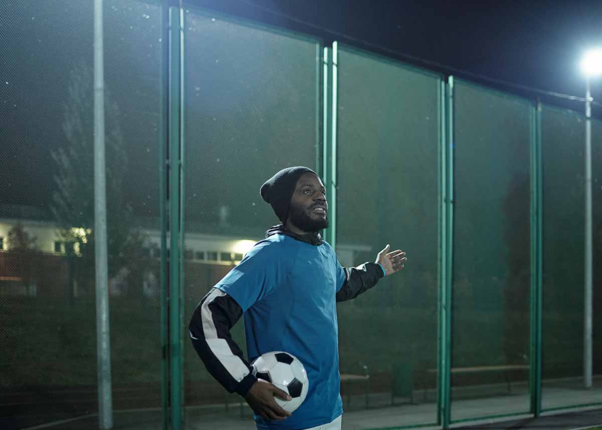 Treinador de futebol segurando bola