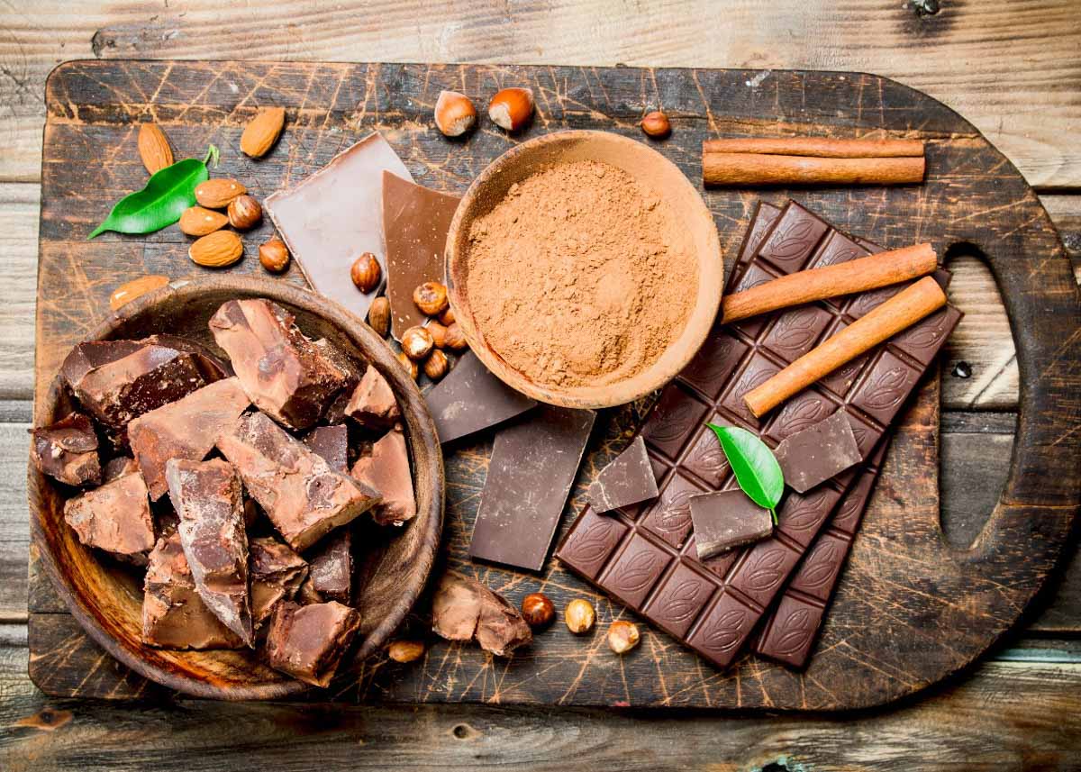 Barras de chocolate, canela e castanhas utilizadas na confeitaria