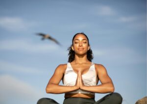 Mulher fazendo yoga